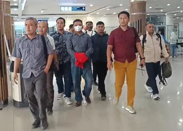 Djafachruddin (pakai masker) digiring tim jaksa di Kendari.