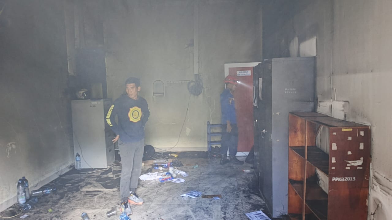 Petugas Damkar sedang mengevakuasi ruangan Kasubbag Keuangan Dinsos Anambas yang terbakar.