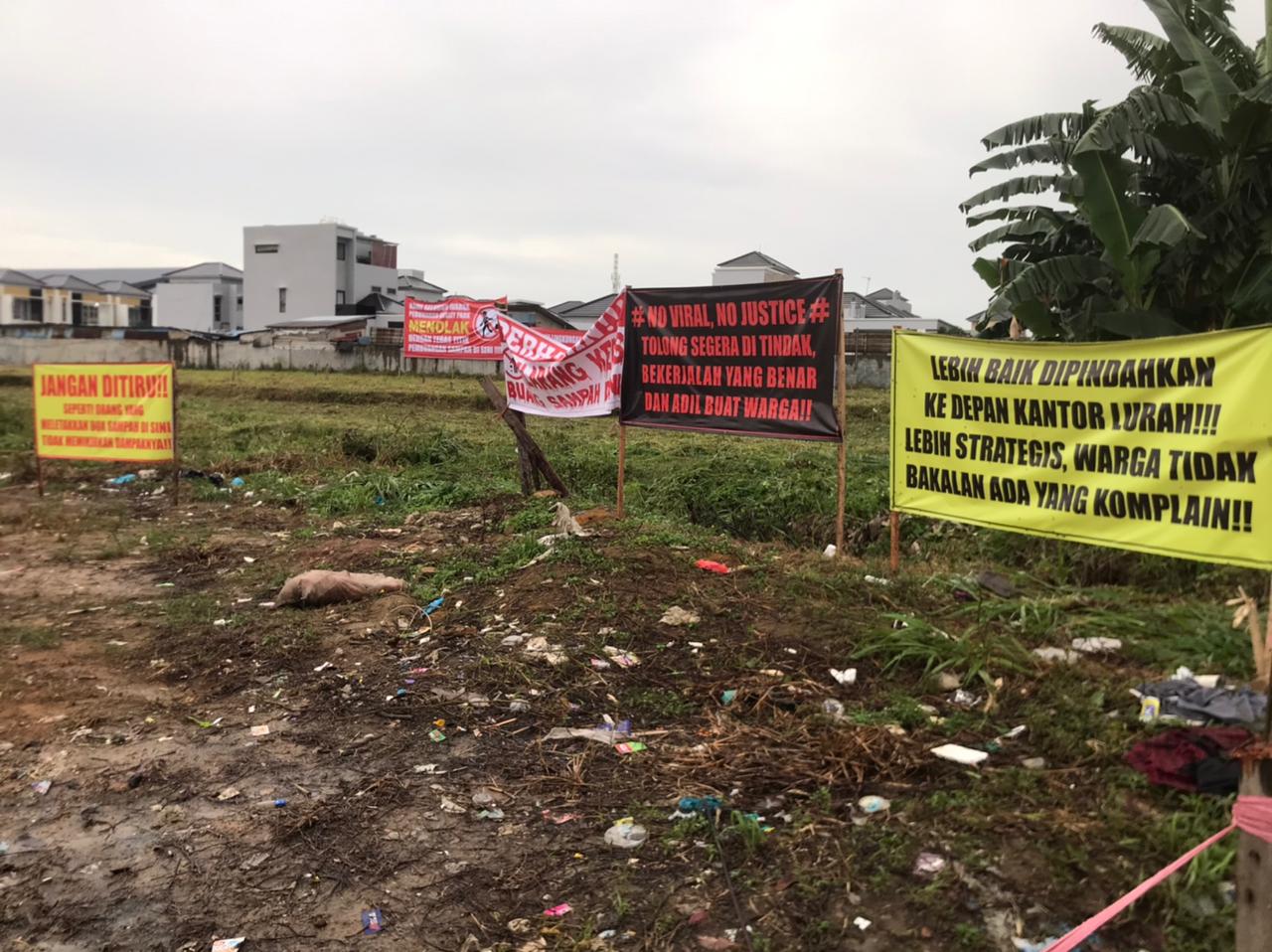 Spanduk penolakan warga agar lokasi jangan dijadikan tempat pembuangan sampah.