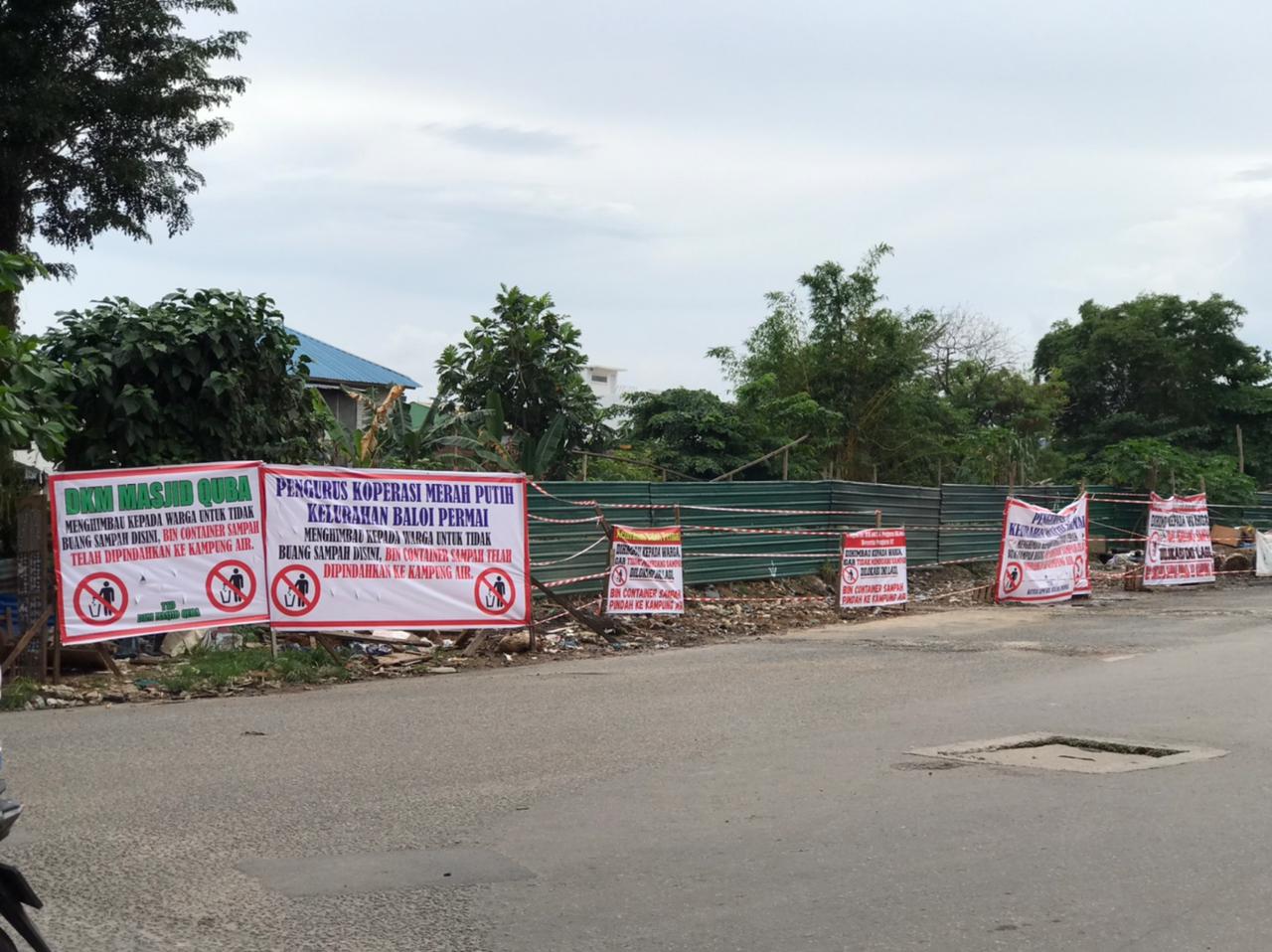 Spanduk spanduk penolakan warga menolak lokasi jadi TPS.