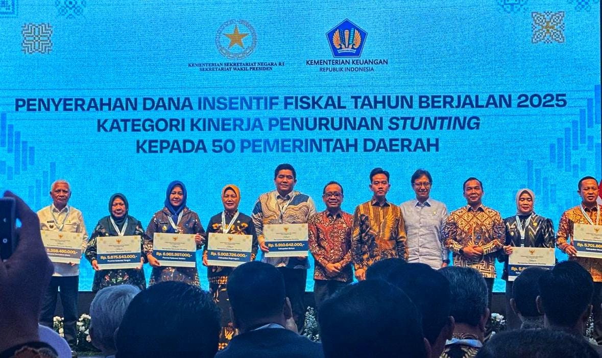 Bupati Bintan, Roby Kurniawan menerima dana insentif fiskal yang diserahkan oleh Wakil Presiden RI, Gibran Rakabuming Raka di Jakarta, Rabu (12/11).