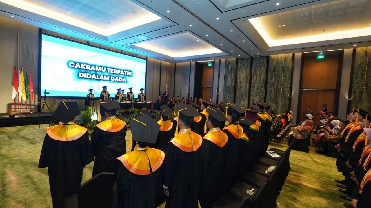 Lulusan Politeknik Bintan Cakrawala saat prosesi wisuda di Hang Tuah Ballroom, Holiday Inn Resort Bintan, pada Kamis (13/11).