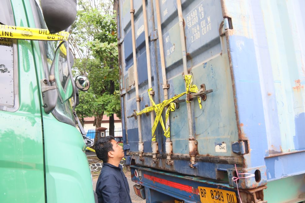 Truk dan kontainer dalam kasus balpres yang diamankan oleh Polresta Barelang masih terparkir didepan Mapokresta Barelang, Jumat (14/11).