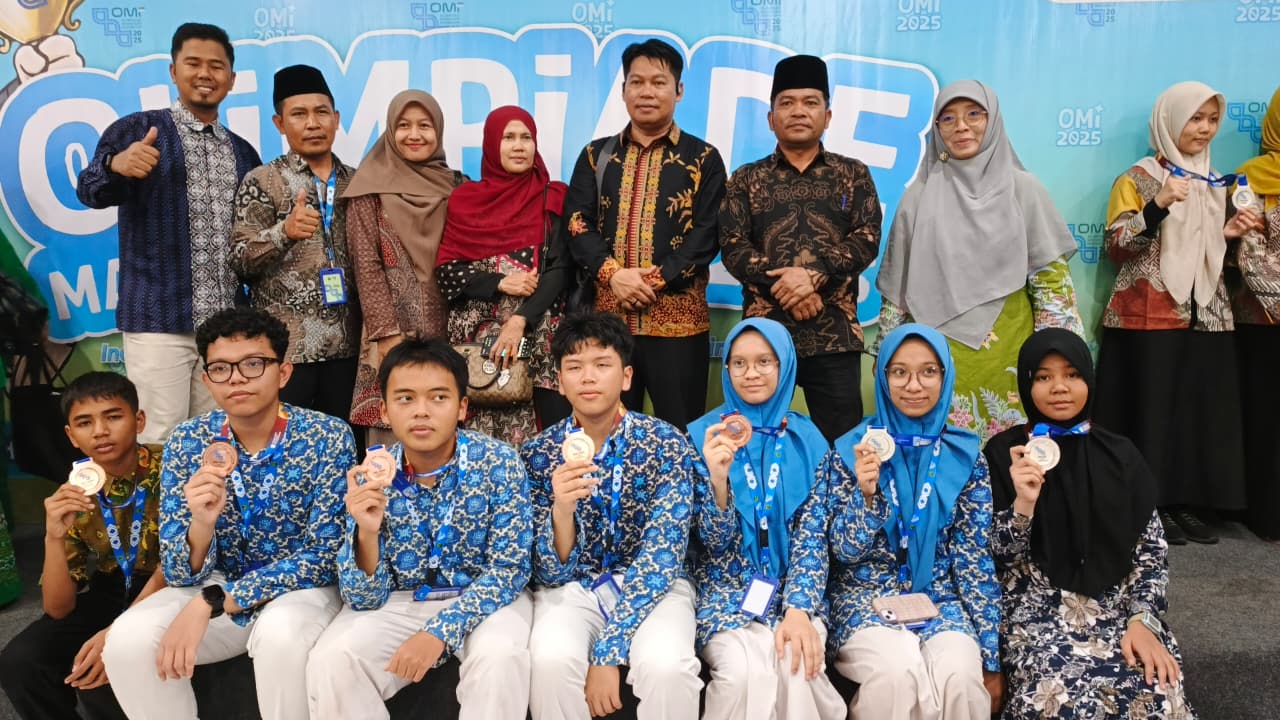 Pelajar madrasah dari Provinsi Kepri yang meraih medali di ajang Olimpiade Madrasah Indonesia (OMI) 2025 foto bersama dengan pembina usai penutupan OMI Nasional 2025 Kamis (13/11) malam lalu.