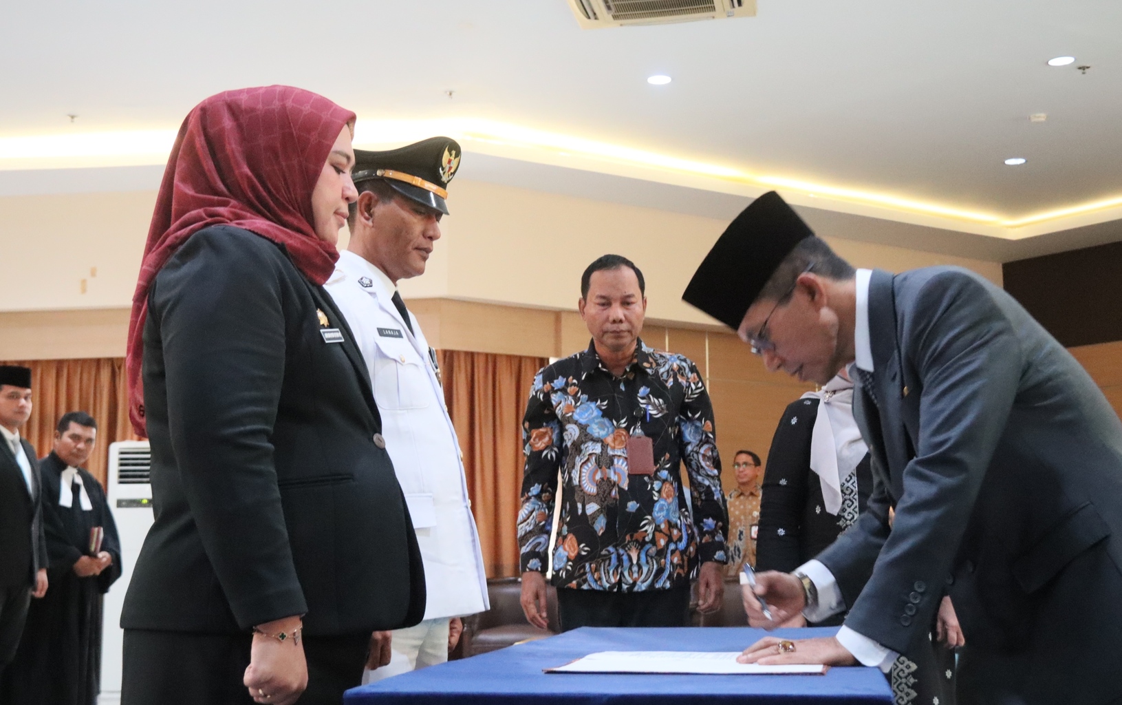 Walikota Batam Amsakar Achmad melantik Sri Miranthy Adisthy sebagai Kepala Dinas Kependudukan dan Catatan Sipil di kantor Pemko Batam, Kamis (13/11).