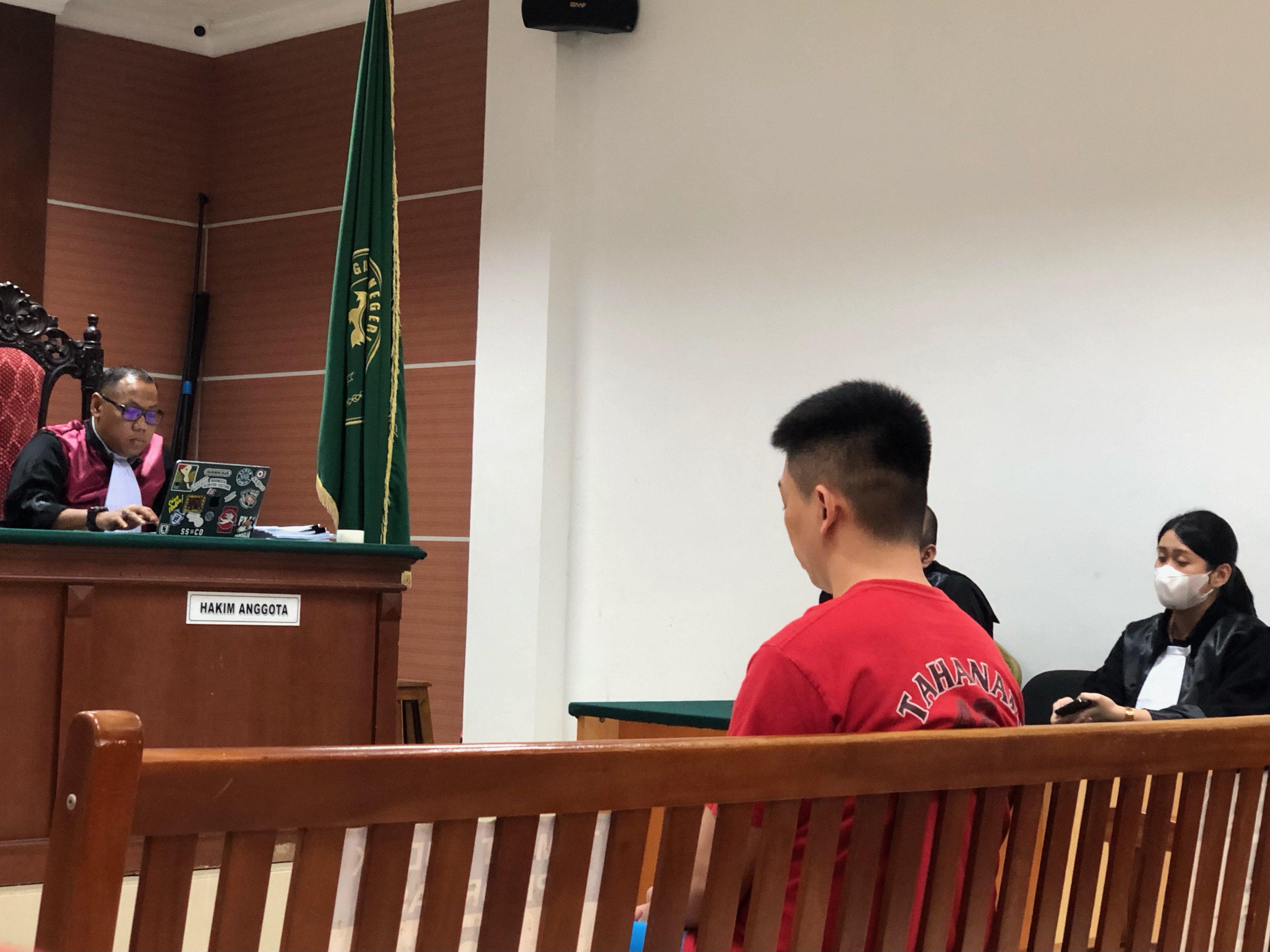 Terdakwa Touzen saat menjalani sidang di PN Batam.