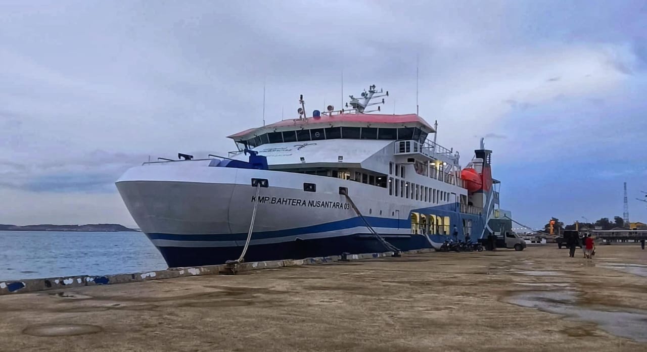 KMP Bahtera Nusantara 03 sandar di dermaga Pelabuhan Kota Segara Tanjunguban, Bintan.