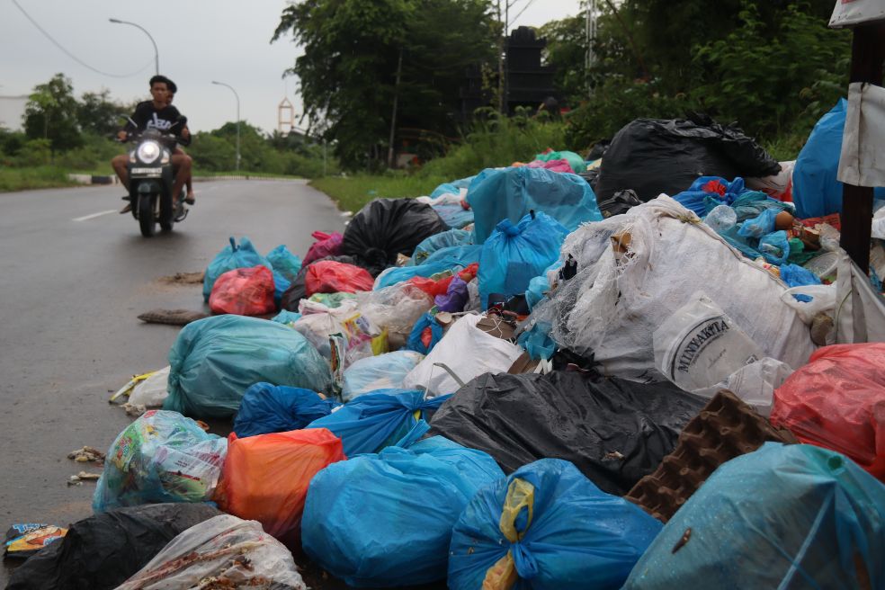 Tumpukan sampah berserakat di tepi jalan Pemuda Batam kota, Minggu (16/11).
