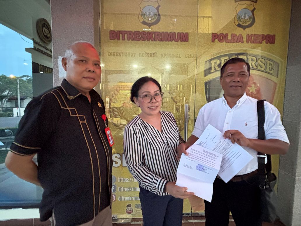 Pengurus Kadin Batam menunjukkan bukti laporan.
