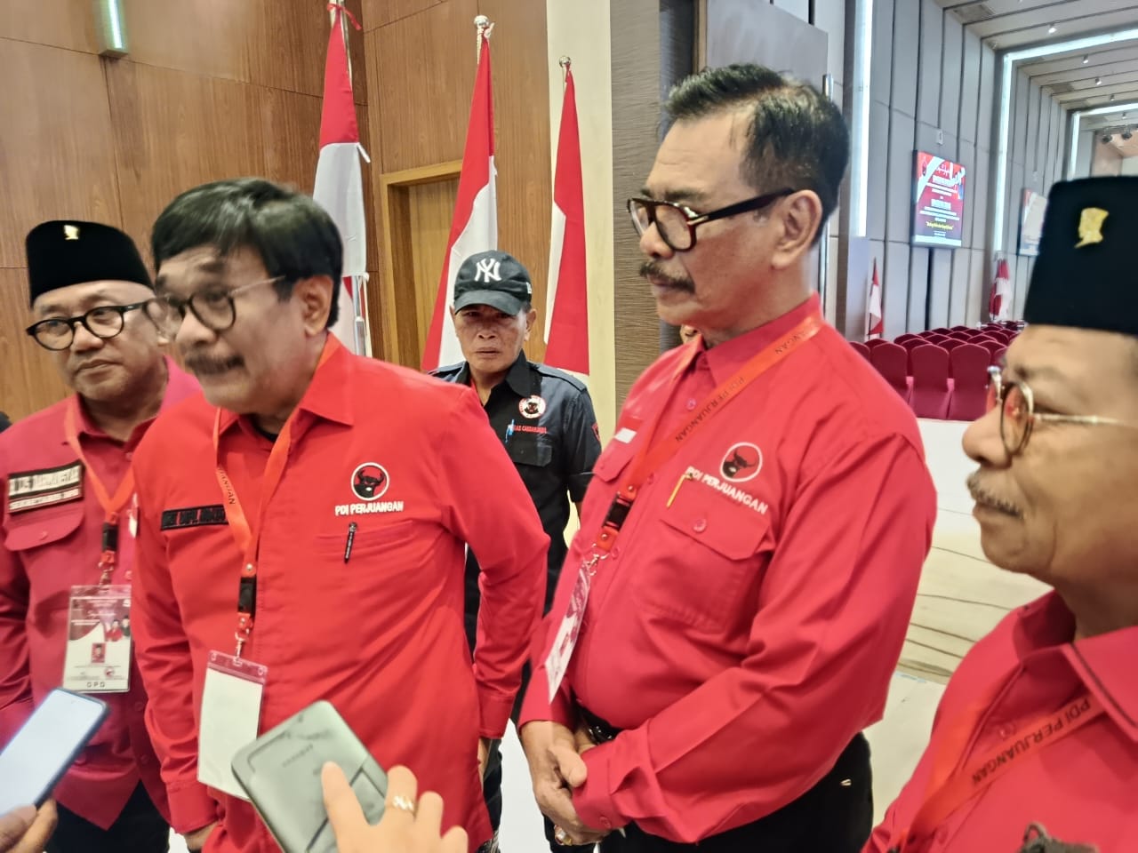 Ketua DPD PDIP Kepri, Soerya Respationo bersama Ketua Bidang Ideologi dan Kaderisasi DPP PDIP, Djarot Saiful Hidayat, saat KOnferda di Batam, Minggu (16/11).
