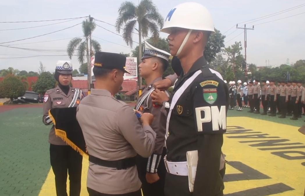 Kapolresta Tanjungpinang, Kombes Pol Hamam saat mengecek kesiapan personel Operasi Zebra Seligi, Senin (17/11).