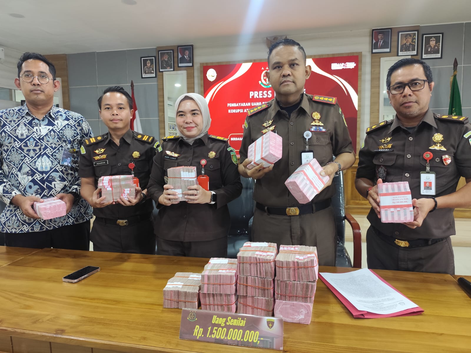 Kajari Tanjungpinang, Rachmad Surya Lubis menunjukan uang pengganti yang disetorkan terpidana Meggy ke Negara, Senin (17/11).