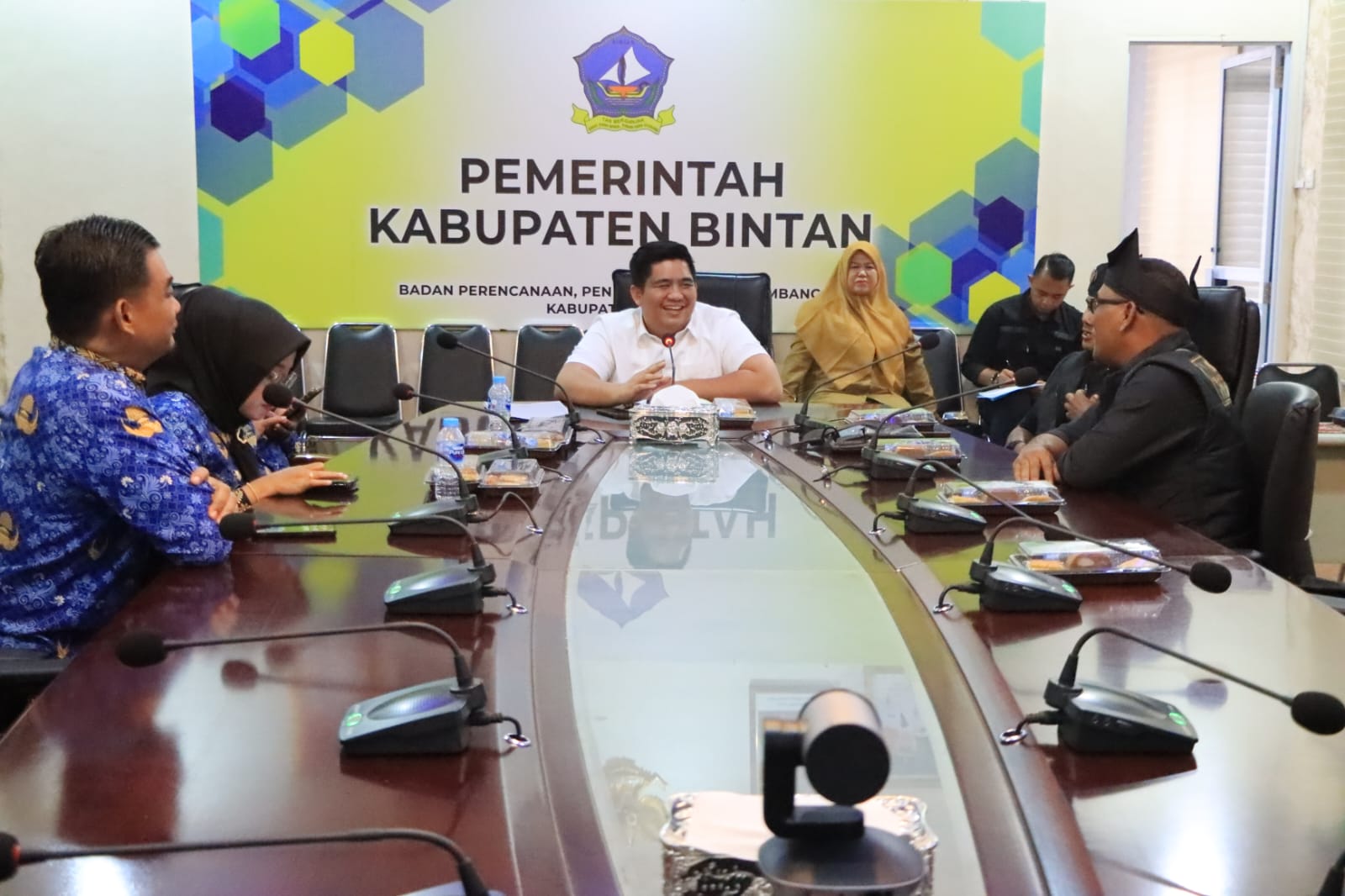 Bupati Bintan, Roby Kurniawan menerima audiensi Satgas PMI Bintan di Kantor Bapperinda Bintan di Tanjungpinang, Senin (17/11).