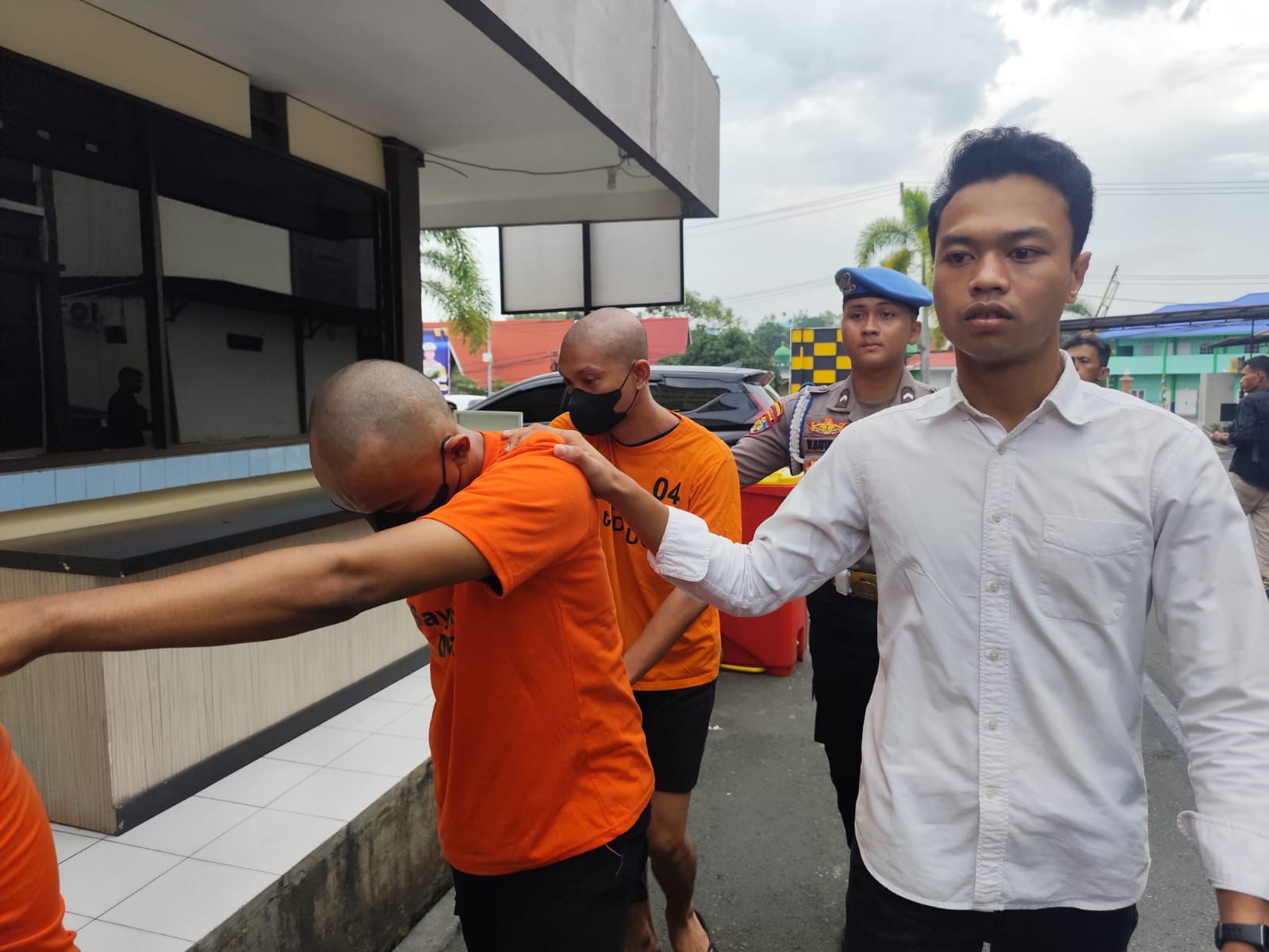 Dua anggota Satpol PP Tanjungpinang saat digiring bersama tersangka narkoba lainnya di Mapolresta Tanjungpinang, Senin (17/11).
