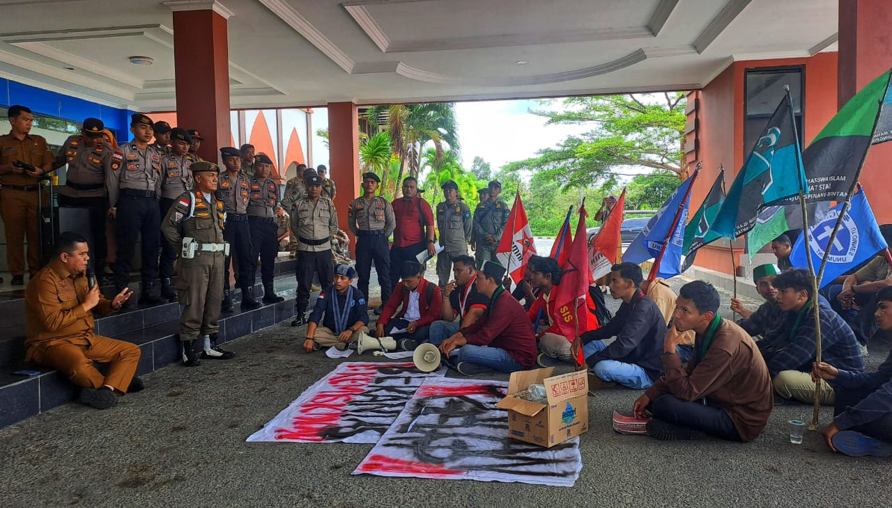Sekda Bintan, Ronny Kartika melakukan diskusi dengan mahasiswa yang melakukan aksi di kantor Bupati Bintan, Bintan Buyu, Selasa (18/11).