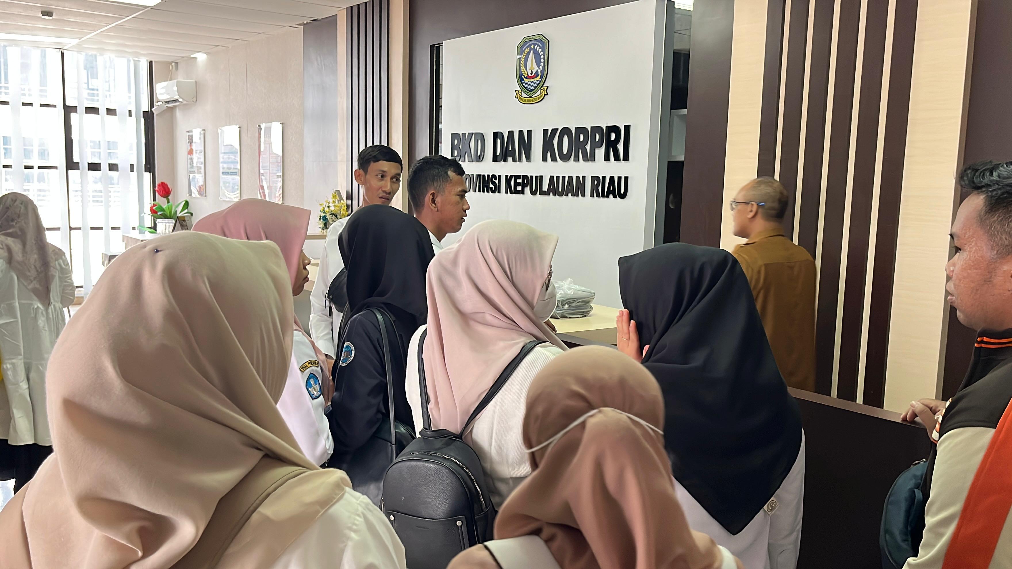 Belasan PTK Non ASN saat mendatangi kantor BKD Kepri di Dompak Tanjungpinang, Selasa (18/11).