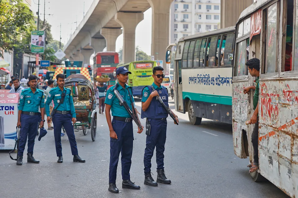 Para polisi berjaga di jalan raya sehari setelah mantan Perdana Menteri Sheikh Hasina dijatuhi hukuman mati, di Dhaka, Bangladesh, Selasa, (18/11/2025)