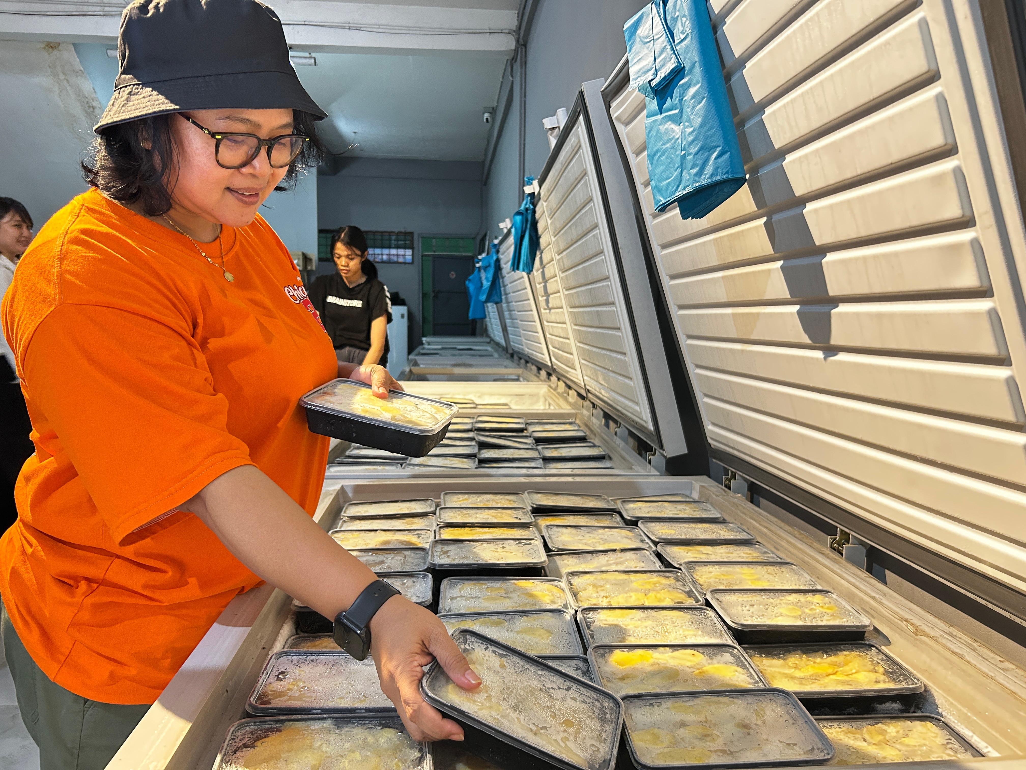 Pelanggan Happy Durian, Wati, memilih langsung durian kupas yang dijual hanya Rp 100 ribu per tiga kotak di Happy Durian, Seipanas.