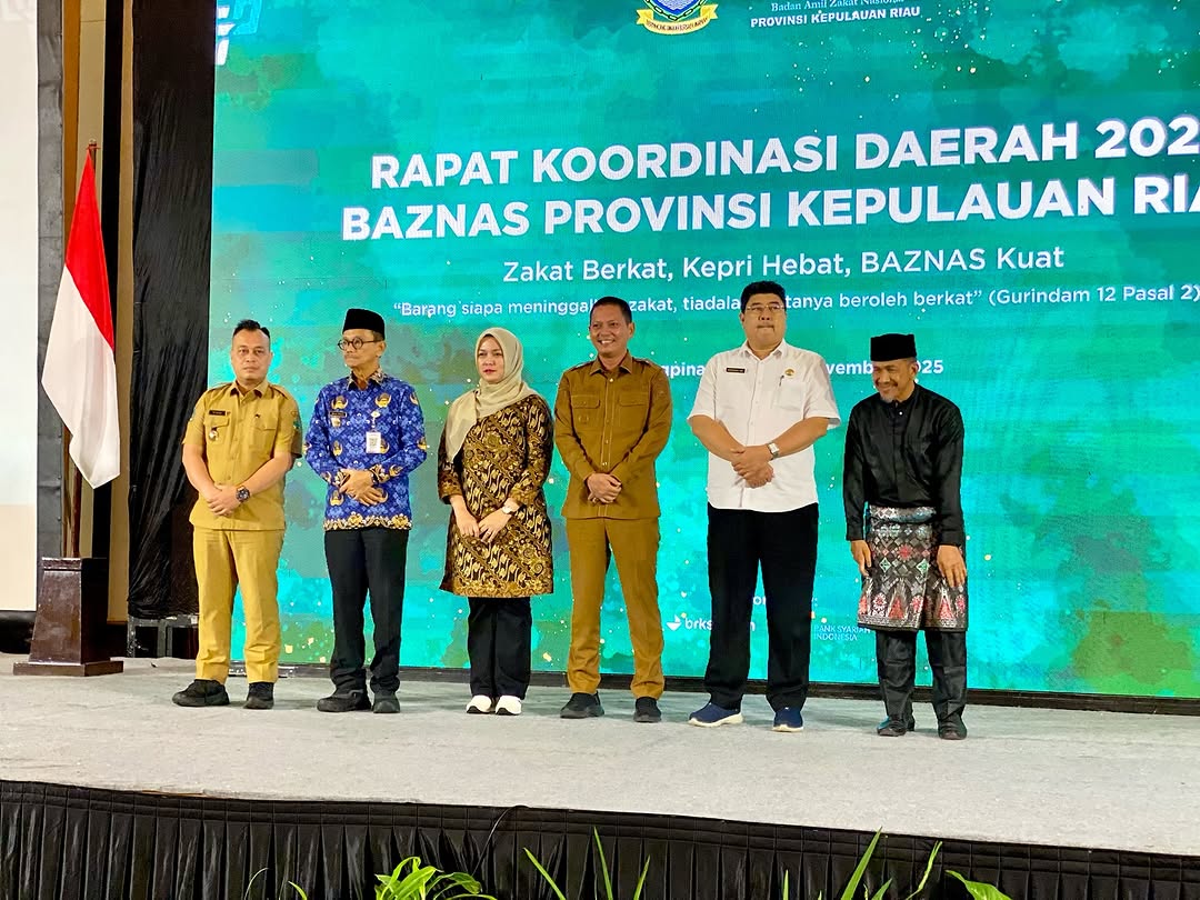 Wakil Bupati Anambas, Raja Bayu (tiga dari kiri) bersama kepala daerah lainnya saat menghadiri Rakor Baznas Kepri, Selasa, (18/11).