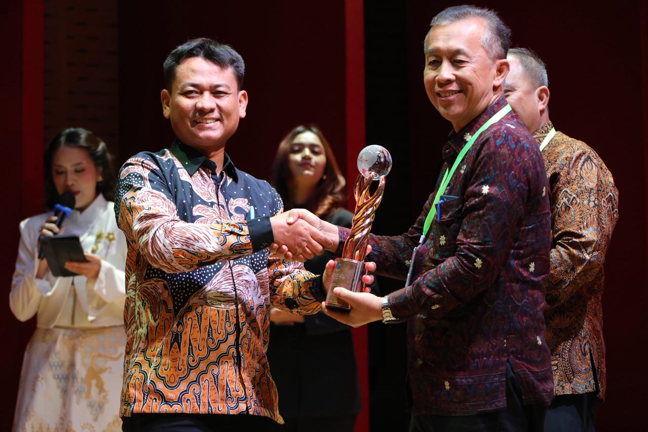 Deputi Bidang Administrasi dan Keuangan BP Batam, Alexander Zulkarnain, saat menerima penghargaan Bhumandala Ariti dari Badan Informasi Geospasial (BIG).