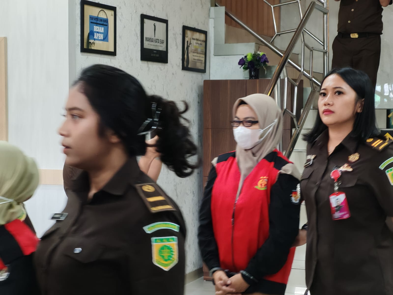 Salah satu tersangka korupsi di KPU Karimun saat dikawal jaksa.