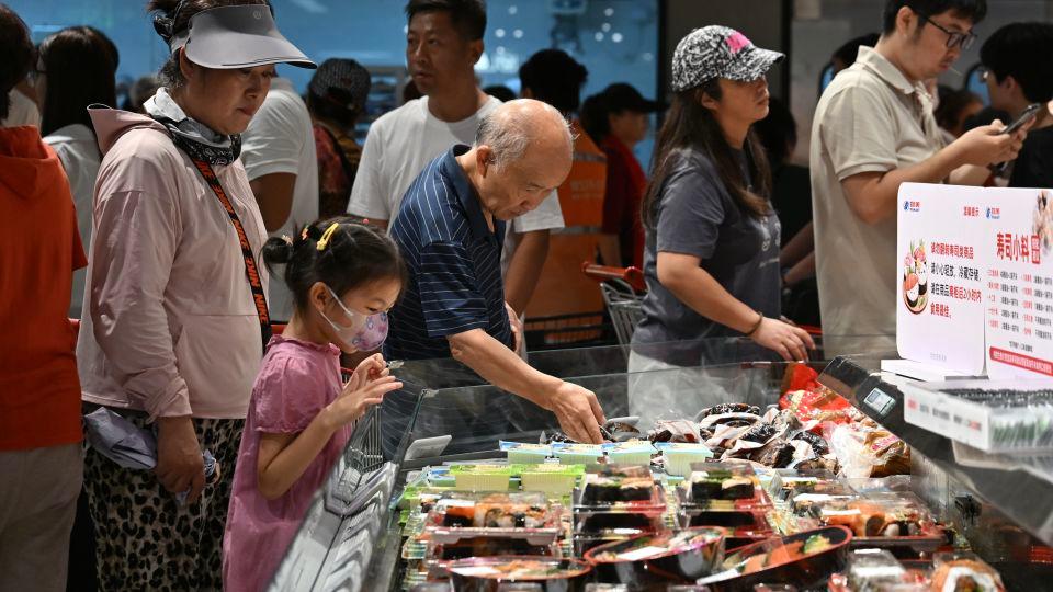 Pelanggan membeli sushi di sebuah supermarket pada 9 Agustus 2025 di Beijing, Tiongkok.