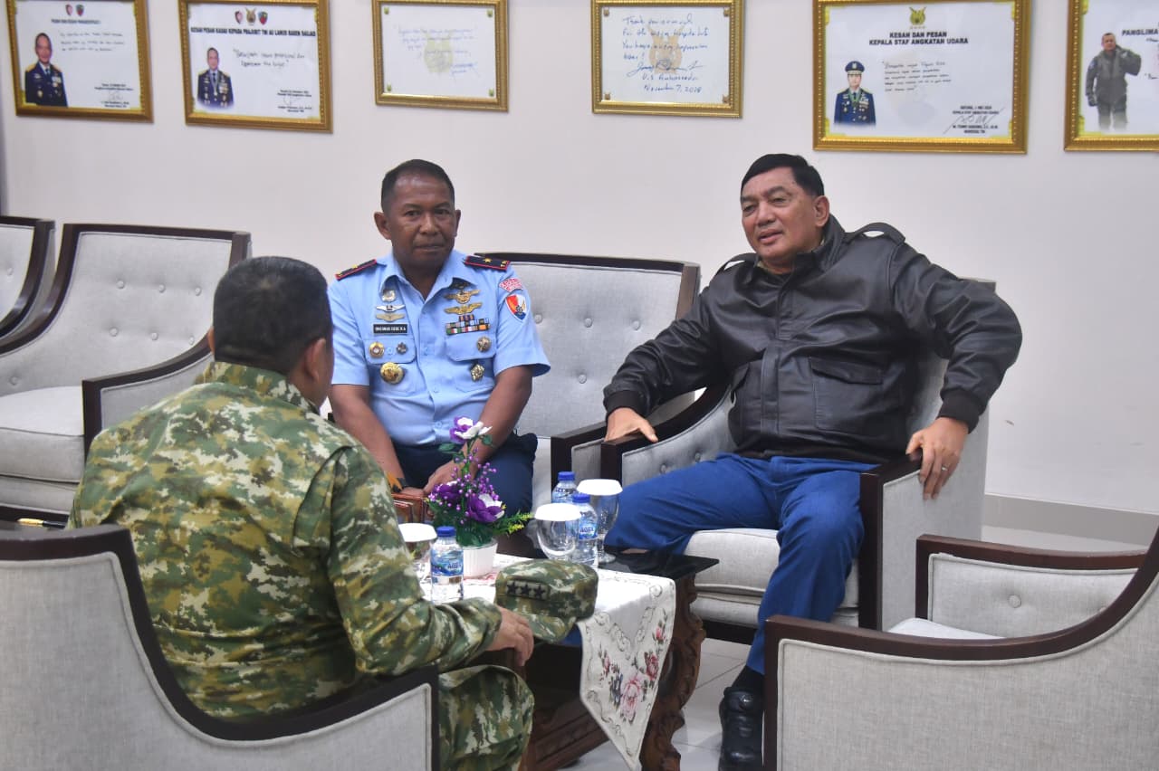 Menteri Pertahanan RI, Sjafrie Sjamsoeddin (jaket hitam) disambut langsung oleh Danlanud RSA, Marma TNI Onesmus usai tiba di Ranai, Kabupaten Natuna.