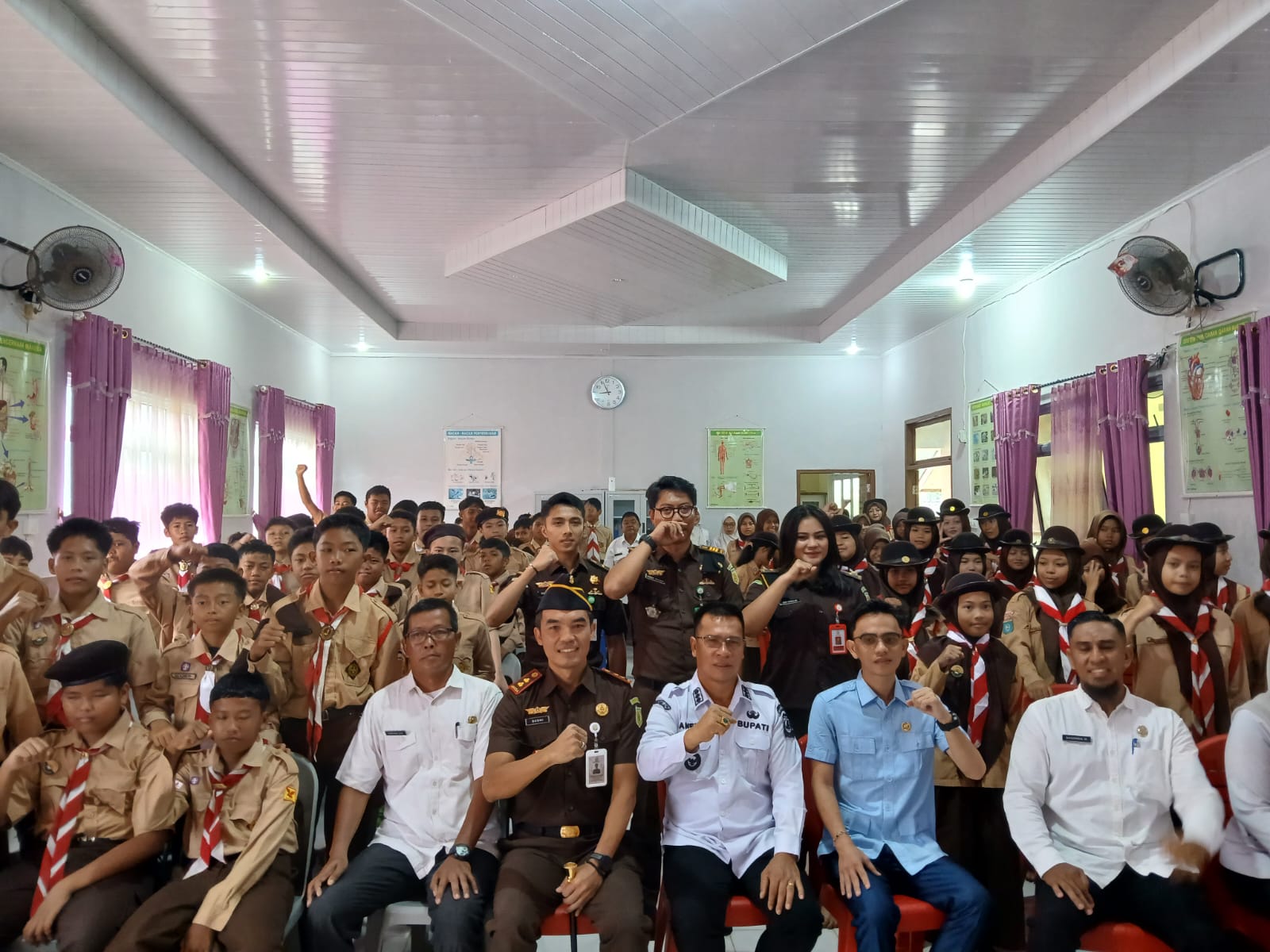Bupati Anambas, Aneng beserta Kajari, Budhi Purwanto menyempatkan diri foto bersama dengan pelajar SMP Negeri 5 Tarempa Selatan.