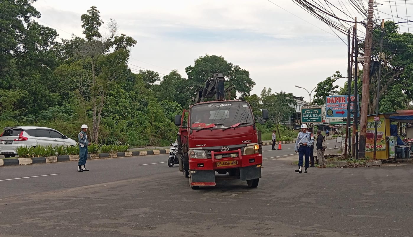 Petugas razia saat memberhentikan truk untuk melakukan pemeriksaan barang bawaan, Rabu (19/11).