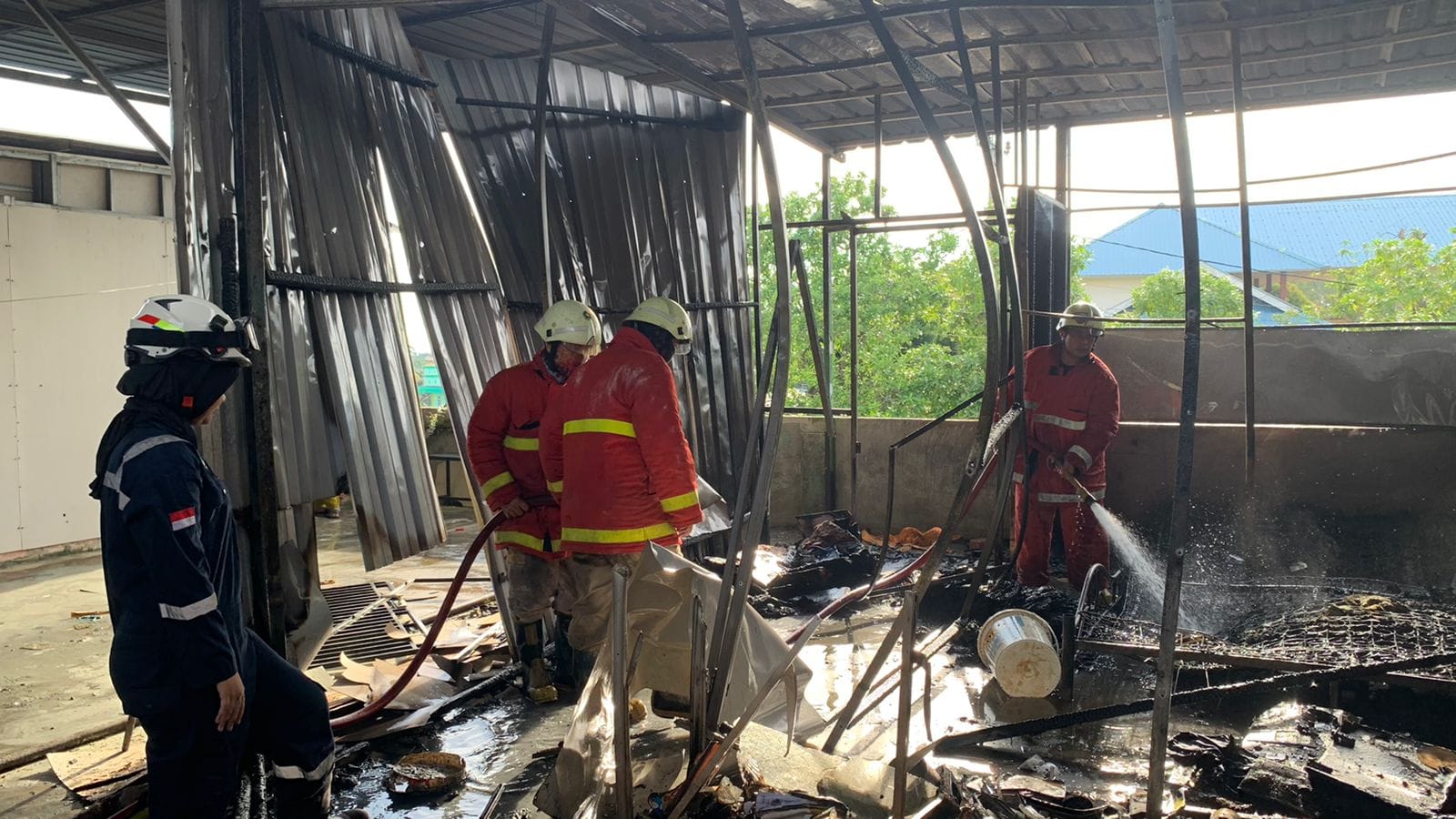 Petugas berusaha melakukan proses pendinginan bangunan yang terbakar di lantai dua ruko Warung Mie Aceh Jumbo di jalan Indunsuri, Kelurahan Teluk Lobam, Kecamatan Seri Kuala Lobam pada Rabu (19/11).