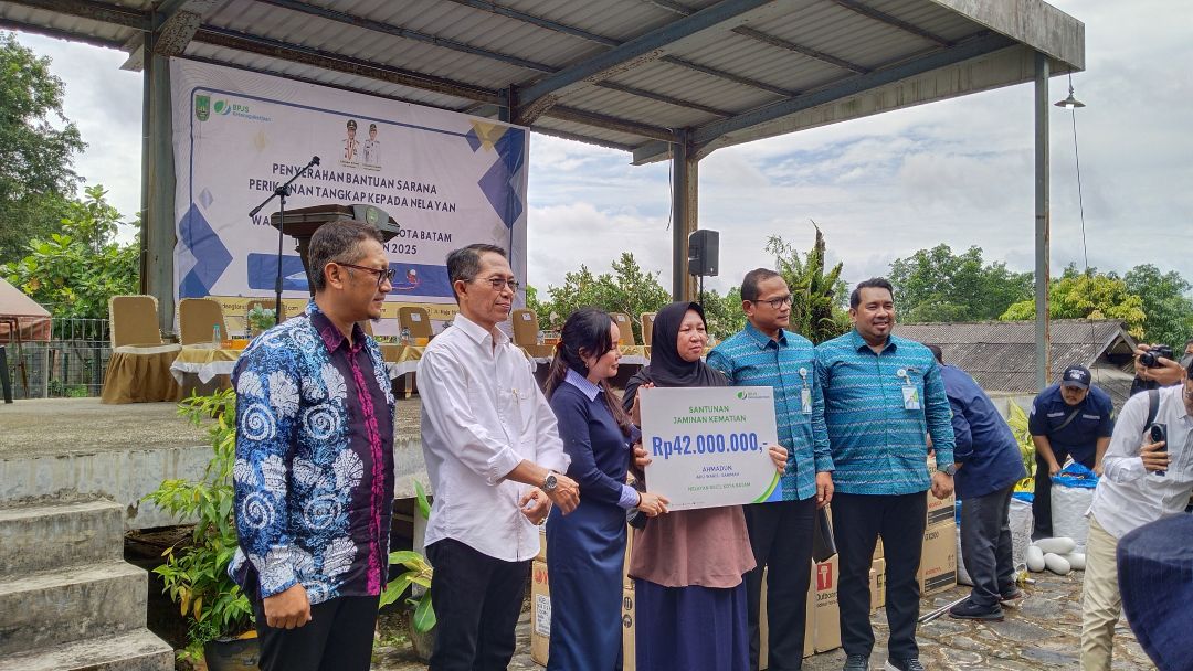 Peneyerahan bantuan untuk nelayan.