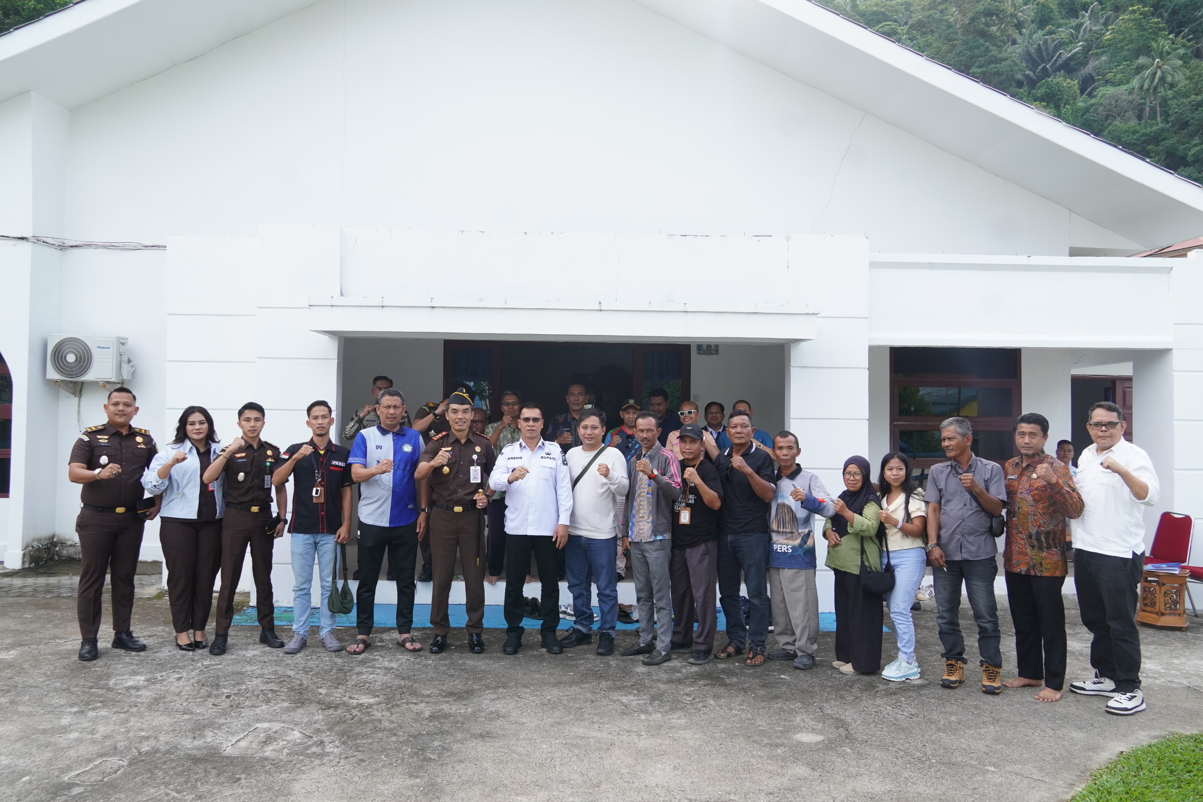 Bupati Anambas, Aneng foto bersama dengan wartawan usai sarapan bersama di Rumah Dinas, Kamis, (20/11).