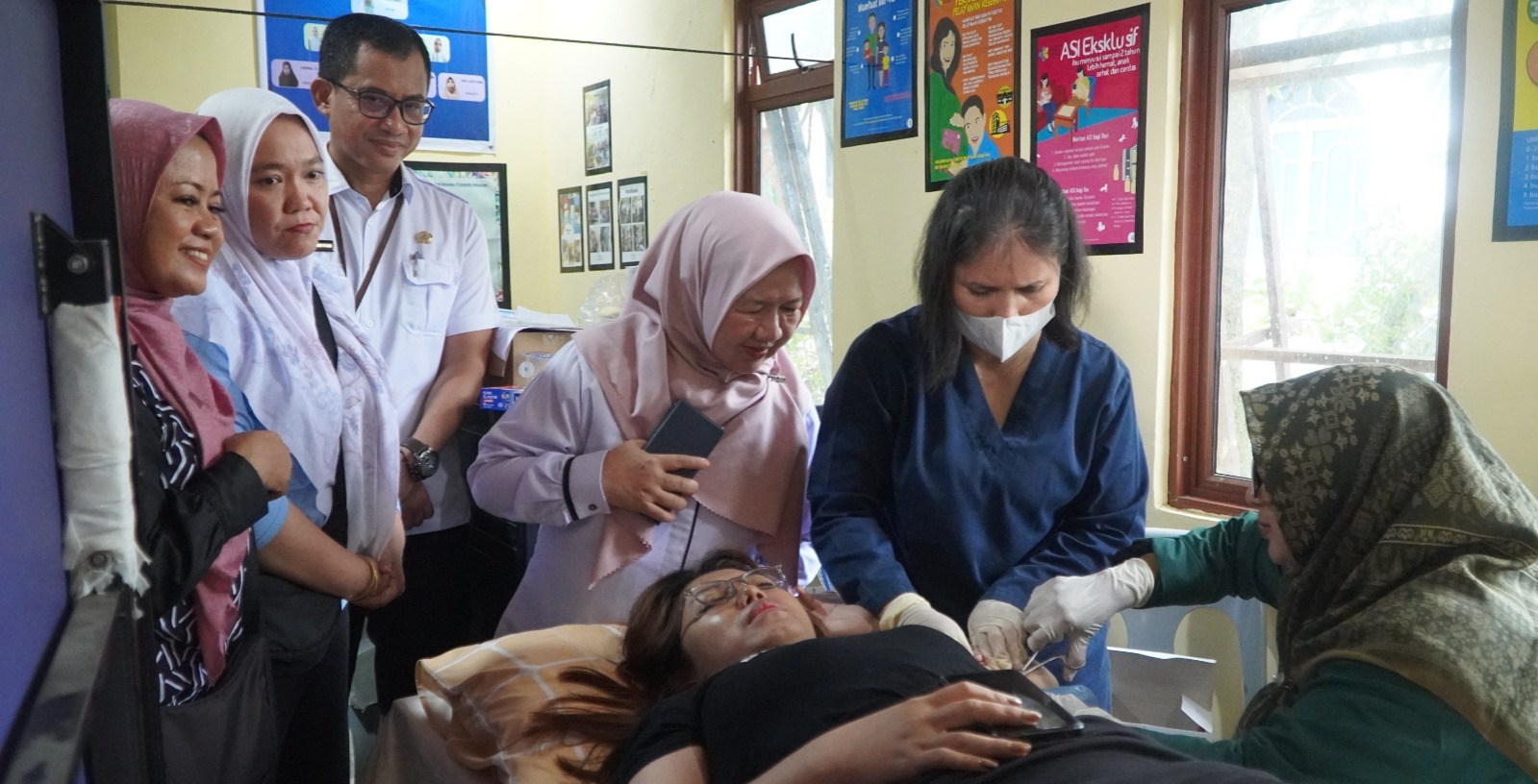 Kepala Perwakilan BKKBN Kepri, Rohina, M.Si saat menunjau pelaksanaan pelayanan kb mobile.