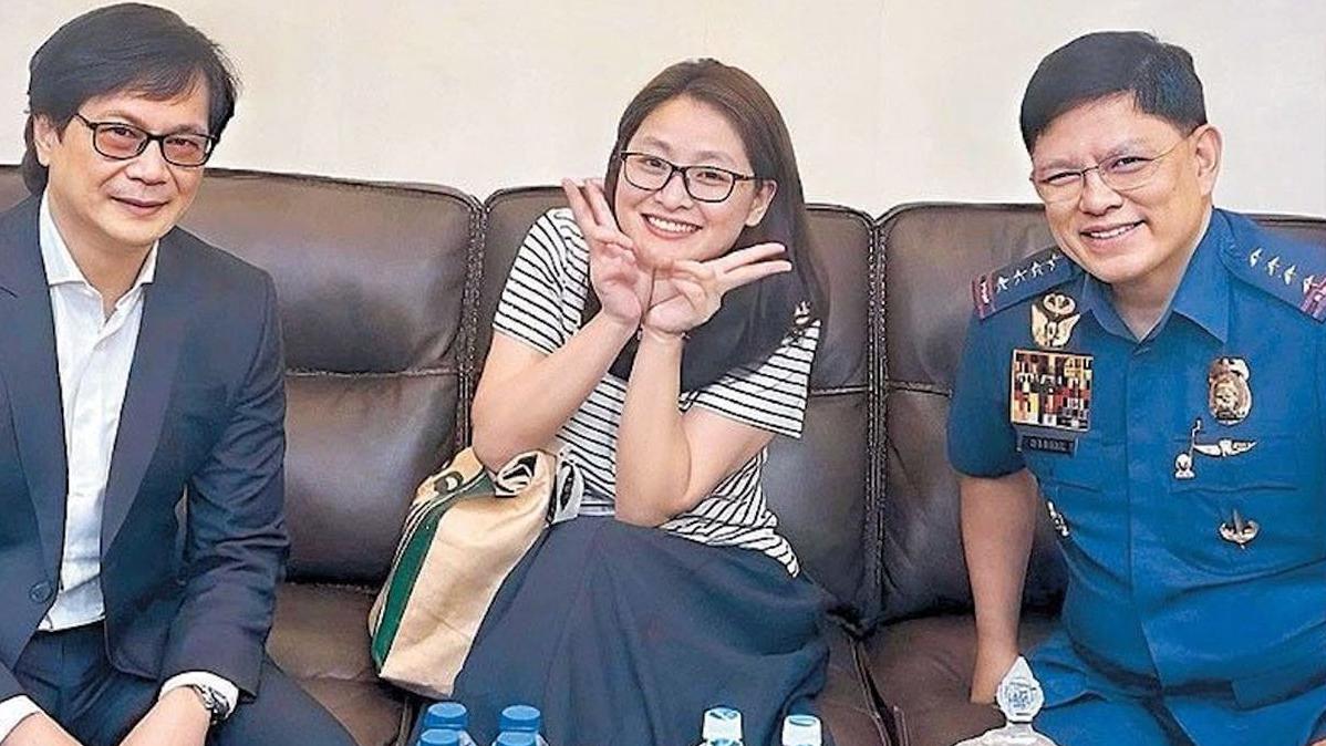 Alice Guo (tengah) saat duduk bersama dua Pejabat Filipina, yakni Menteri Dalam Negeri dan Kepala Kepolisian Filippina, 2024 lalu.