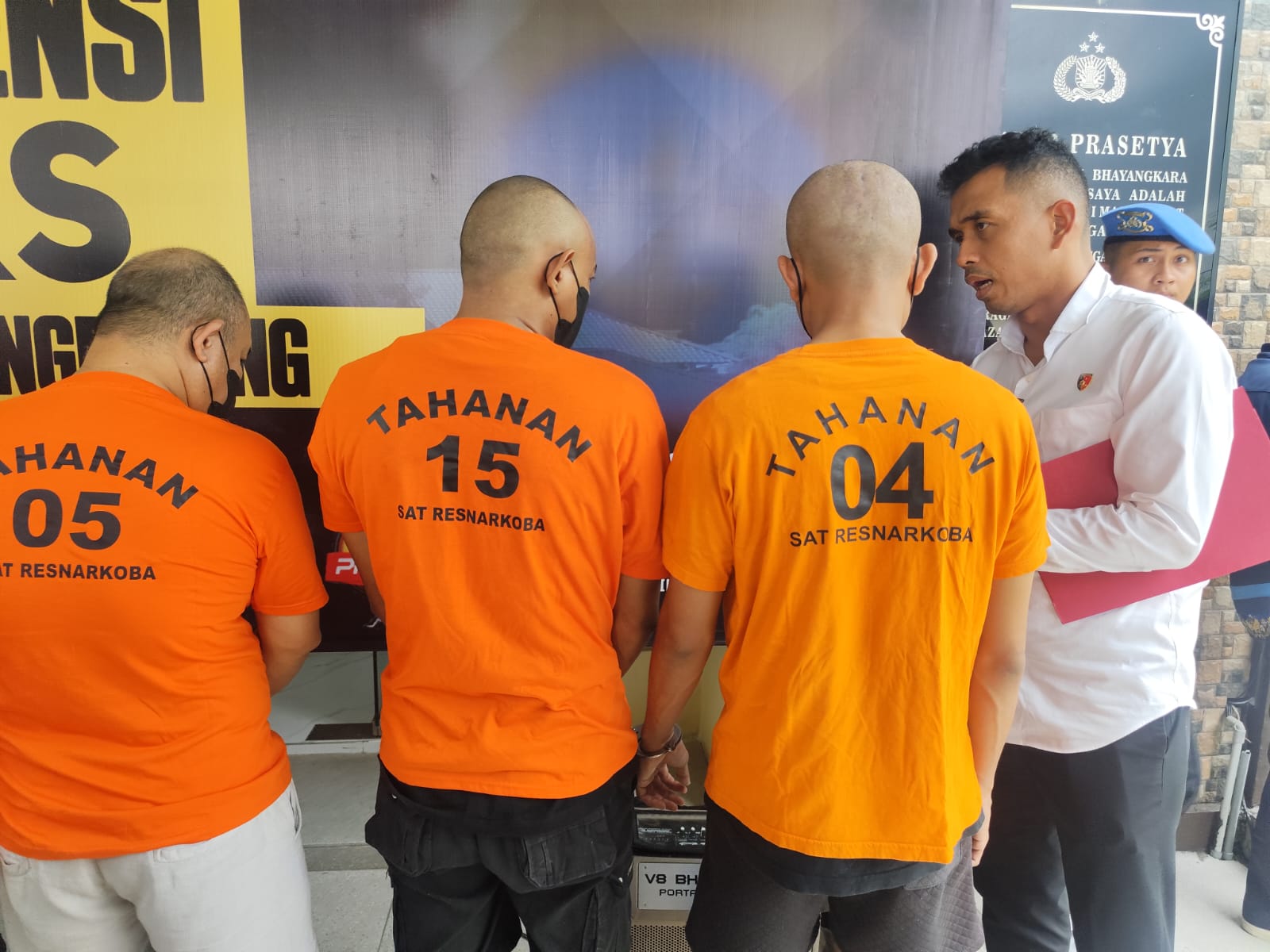 2 ASN Satpol PP saat dihadirkan dalam konferensi pers pengungkapan kasus narkoba di Polresta Tanjungpinang, Senin (17/11).