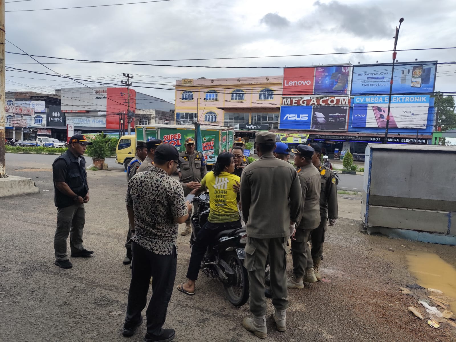 Pengendara sepeda motor saat cekcok dengan petugas Satpol PP saat menertibkan gerobak pedagang di Jalan D.I Panjaitan Tanjungpinang, Kamis (20/11).