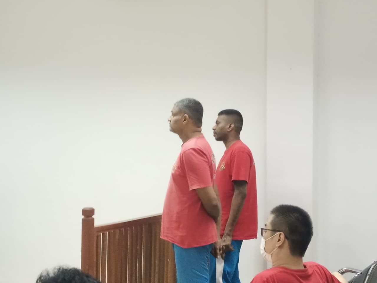 Dua terdakwa kasus peredaran narkotika lintas negara saat di Pengadilan Negeri Batam, Selasa (18/11).