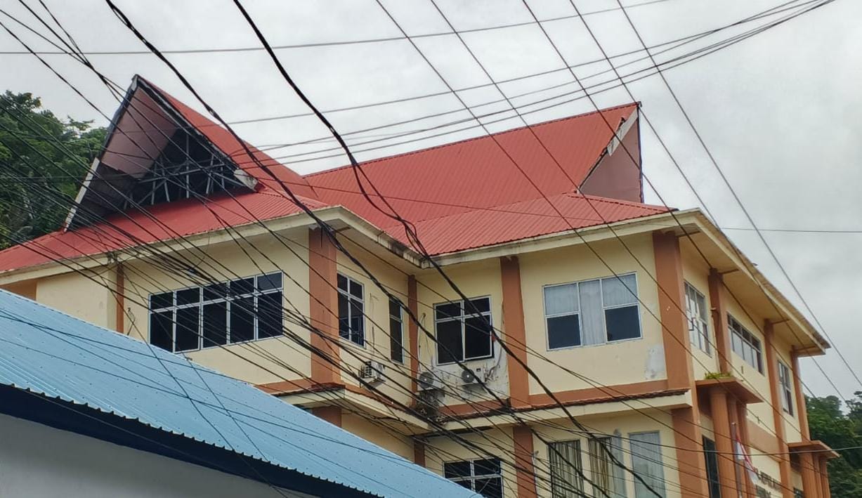 Kondisi gedung DPRD Anambas yang plafonnya rusak. Tahun depan Setwan usulkan Rp 200 juta untuk perbaikan gedung kantor.