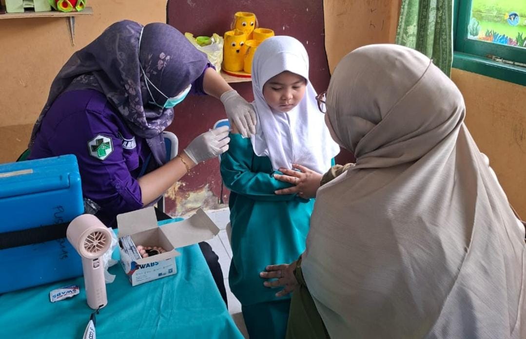 : Petugas kesehatan dari Puskesmas Tarempa saat memberikan imunasi daya tahan tubuh kepada pelajar. Puskesmas Tarempa mencatat ada 292 kasus ISPA dalam dua bulan terakhir.