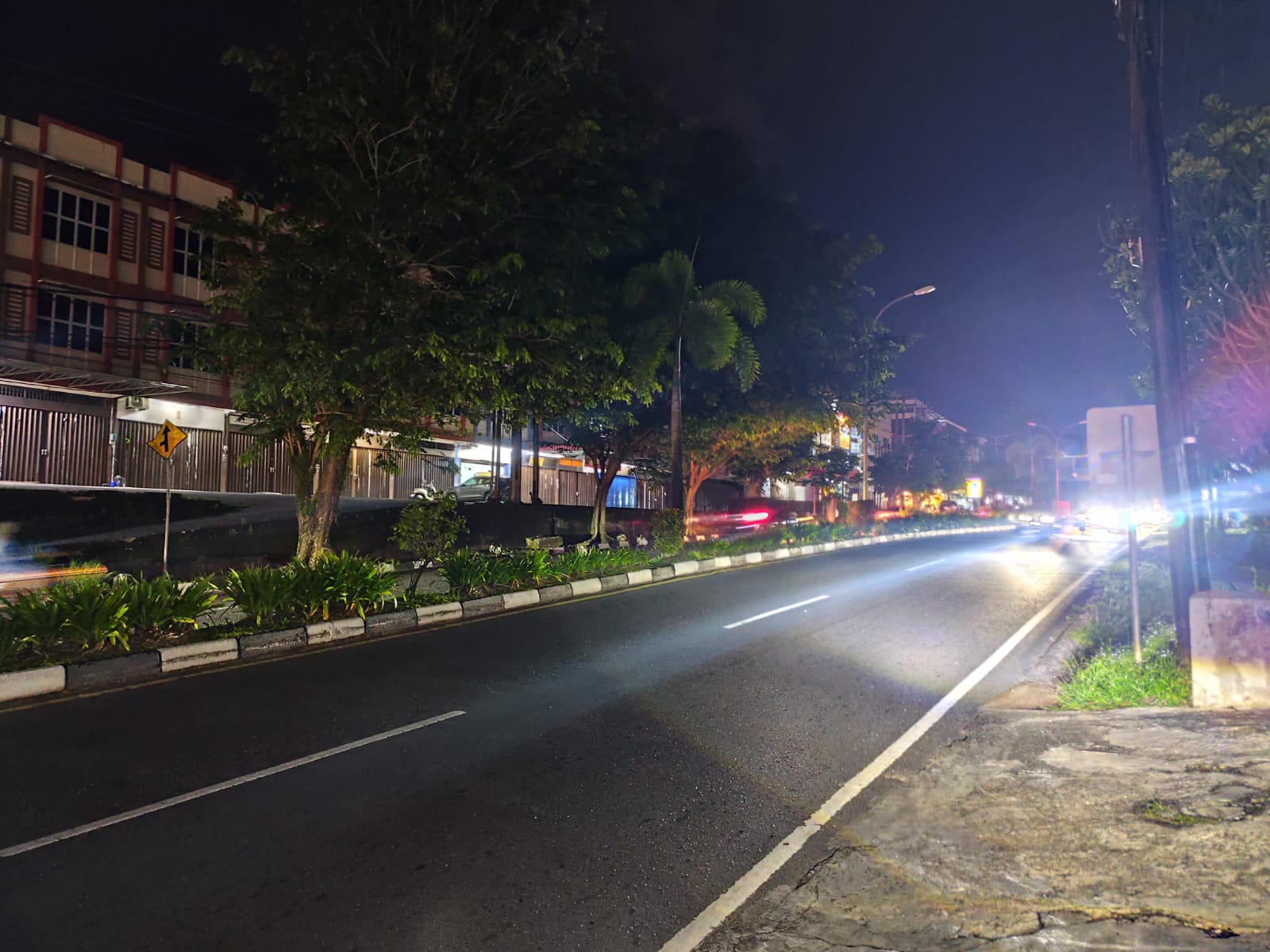Kondisi Jalan D.I Panjaitan Batu 6 gelap karena tidak diterangi PJU, Sabtu (23/11).