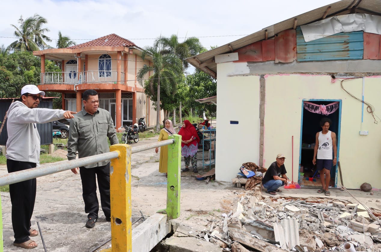 Sekda Bintan, Ronny Kartika meninjau rumah yang roboh di Kampung Mentigi Laut, Tanjunguban, Kecamatan Bintan Utara pada Minggu (23/11).