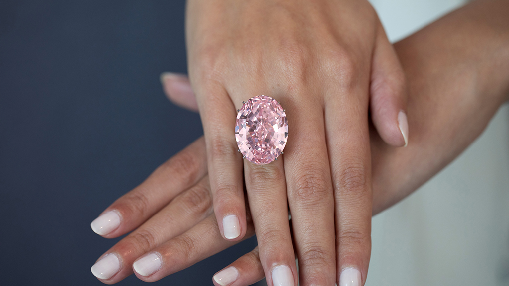 Berlian Pink Star (CTF Pink Star) memiliki warna vivid pink yang berkilau.