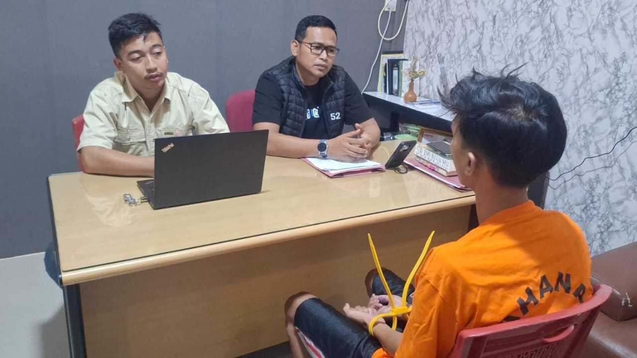 Pelaku Hw saat diinterogasi penyidik di Polsek Bintan Timur.