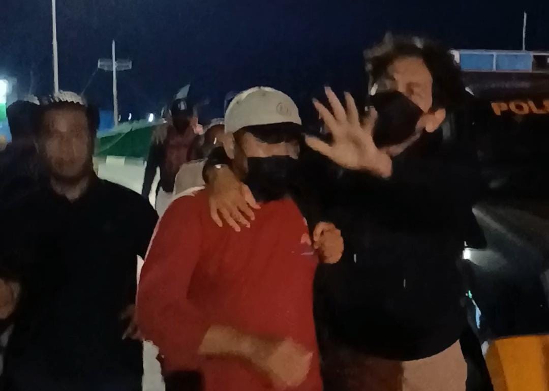 Kepala Bidang Sumber Daya Air (SDA) Dinas Pekerjaan Umum dan Penataan Ruang (PUPR) Anambas, Muhammad Hatta Pulungan (baju merah) saat digiring polisi usai turun dari Kapal, Senin, (24/11) malam.