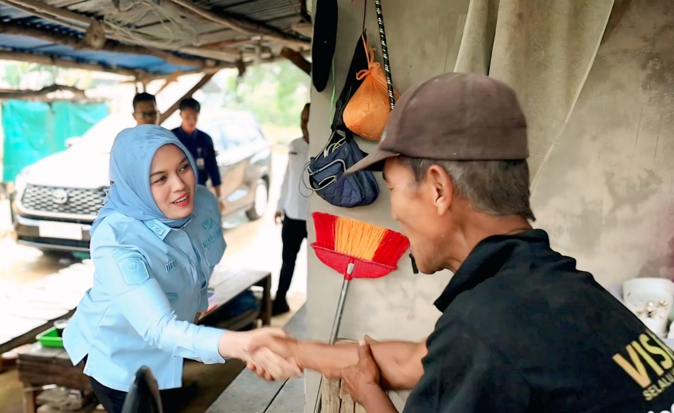 Salah satu warga penerima manfaat program bantuan rehabilitasi RTLH saat dikunjungi oleh Wakil Bupati Bintan, Deby Maryanti belum lama ini.