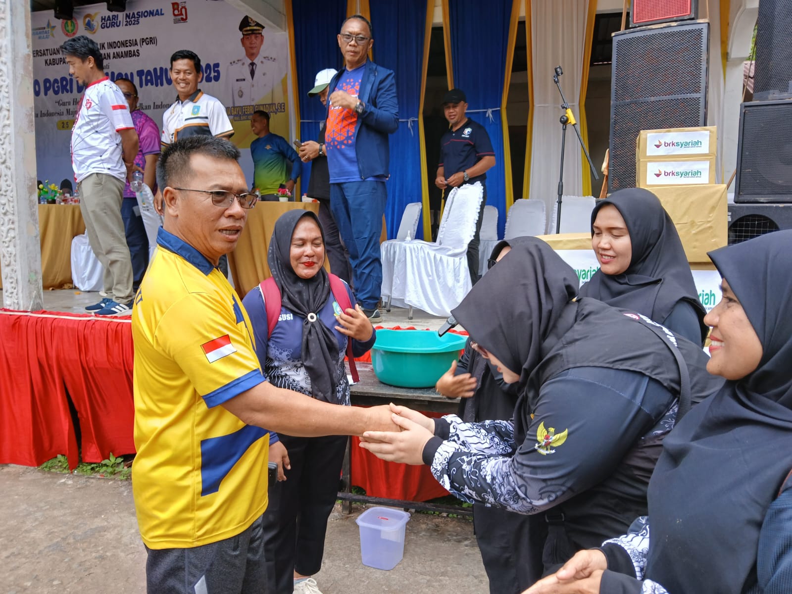 Bupati Anambas, Aneng menyapa guru yang hadir dalam Jalan Santai HUT PGRI, Senin, (24/11). Pemkab Anambas komitmen perhatikan guru yang bertugas di pelosok.