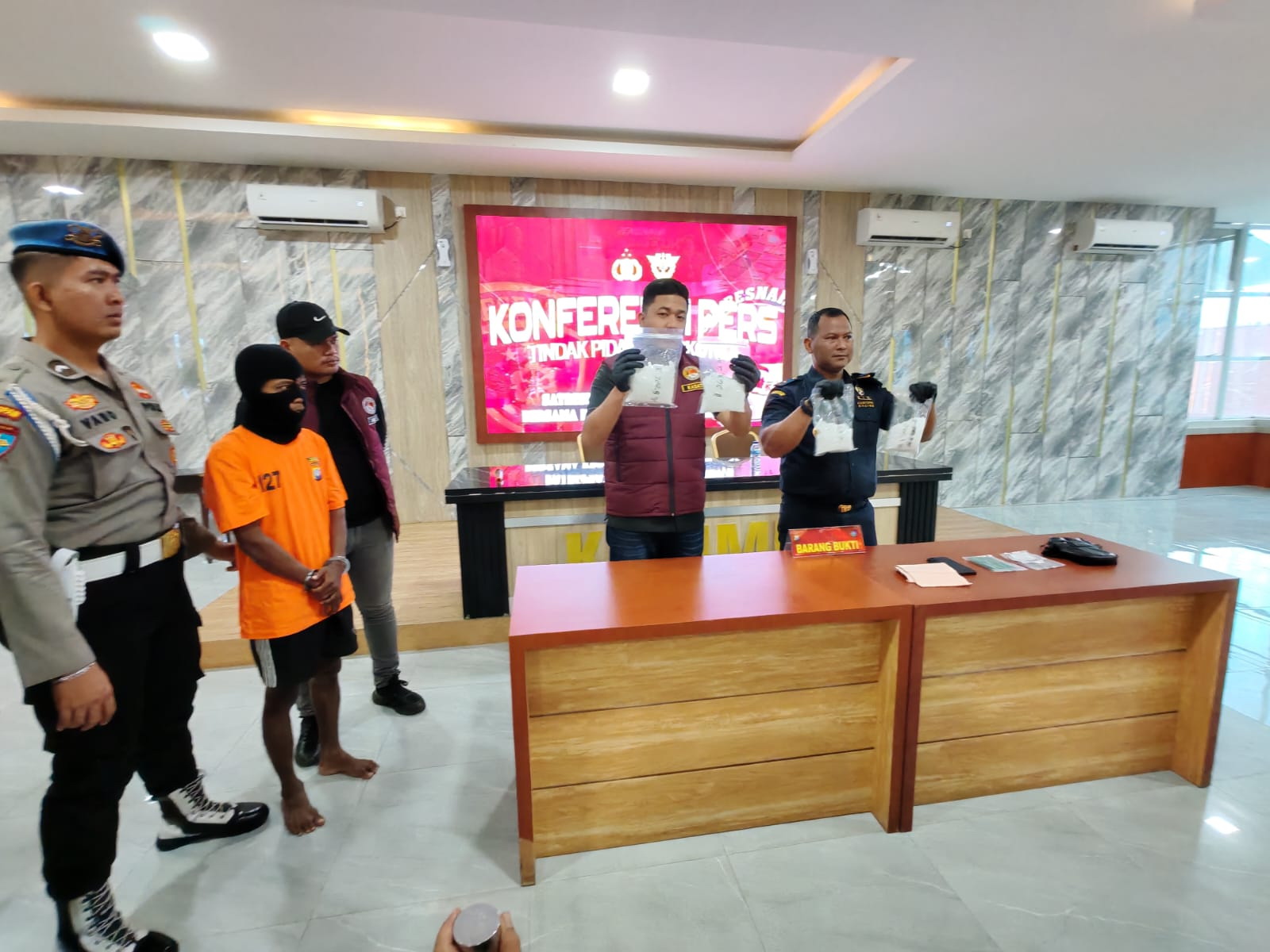 Kasat Narkoba Polres Karimun, AKP Sulistyo Bimantoro dan Kasi P2 KPPBC TMP B, Nanang Permana menunjukkan barang bukti sabu 1 kg lebih dan tersangka Ni.