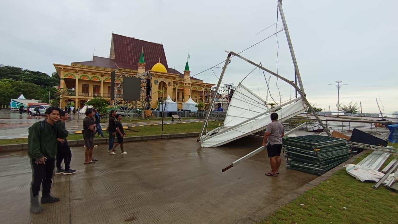 Kondisi atap tenda kegiatan ambruk setelah diterjang angin kencang pada Selasa (25/11) dinihari.