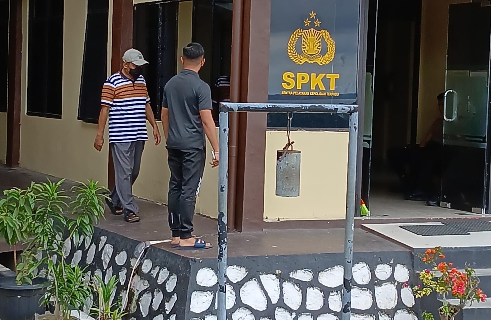 Salah satu tersangka korupsi Sodetan Air senilai Rp 10 Miliar (mengenakan masker) digirang petugas menuju Sel Tahahan.