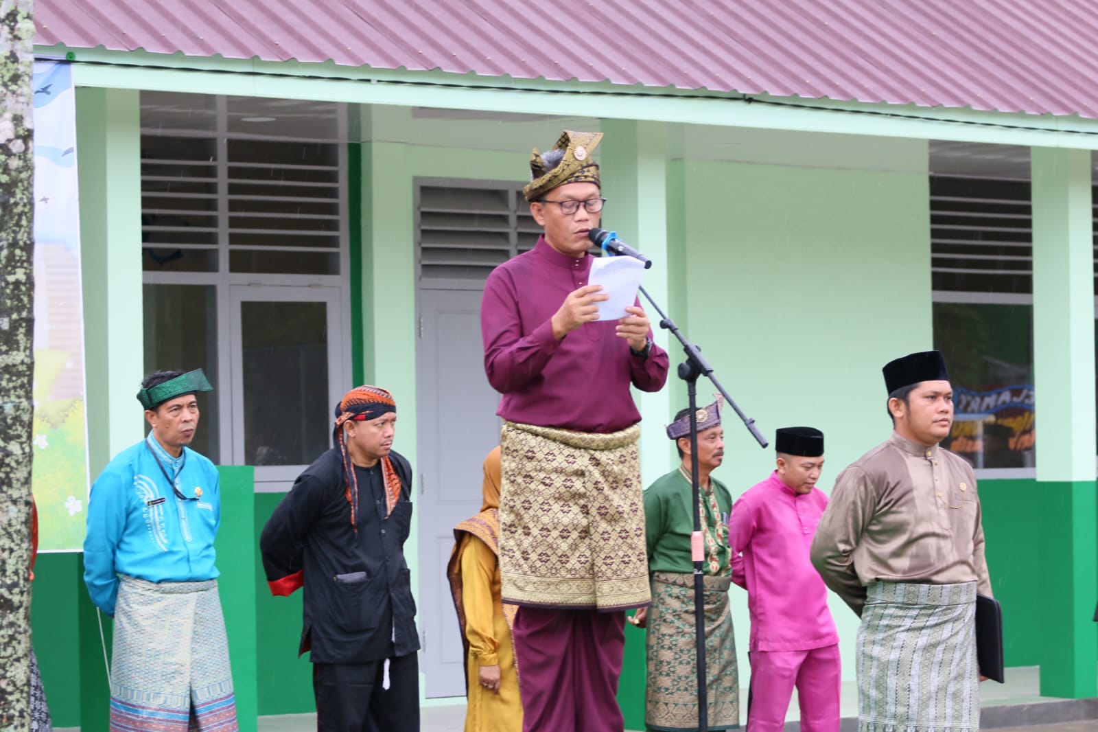 Kepala Kanwil Kemenag Kepri, Zoztafia menyampaikan amanat Menteri Agama saat bertindak sebagai Inspektur Upacara pada peringatan Hari Guru Nasional 2025 di Madrasah Aliyah Negeri (MAN) Tanjungpinang.
